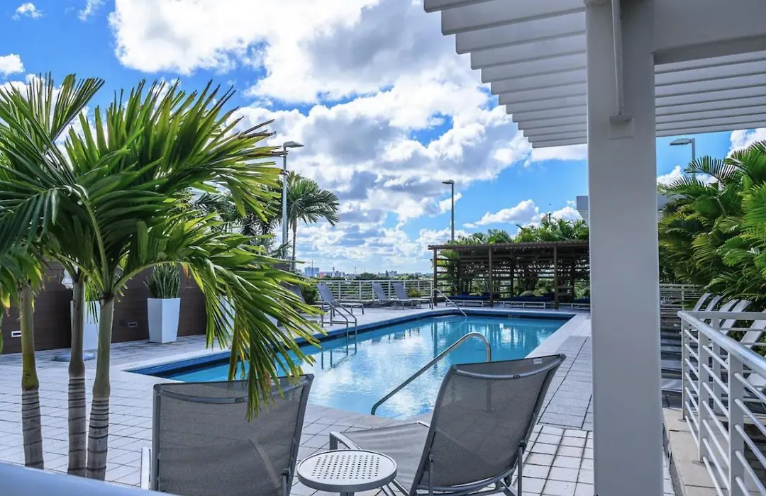 Classy 2Bd 2Bth At Midblock With Free Parking-1